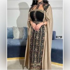 Arab dress looks brand new I only wear it one time no tag